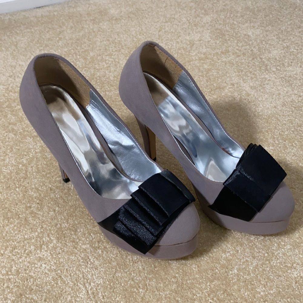 Women’s Gray Suede Shoes with Black Fabric Design on Front Size EU 37